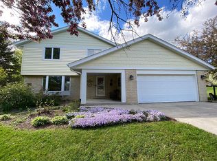 S37W27615 Windsong Rdg, Waukesha, WI 53189