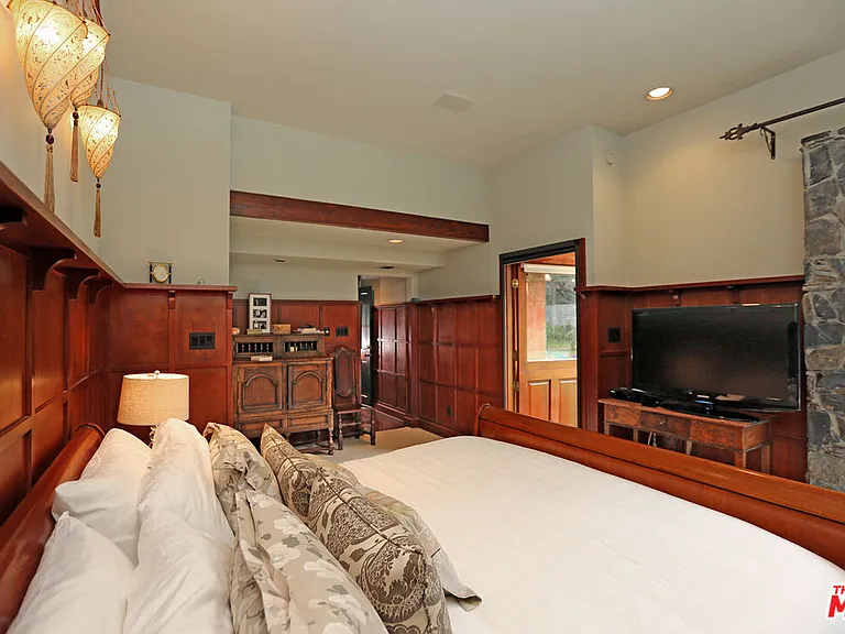 2673 Mandeville Canyon Rd — Photo 17