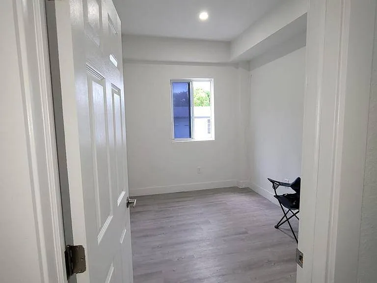 734 SW 4th St — Photo 3