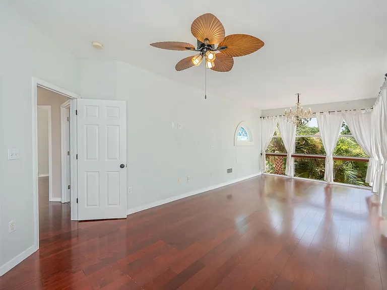 272 Calusa Blvd — Photo 9
