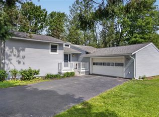 18 Harvest Dr, Oswego, NY 13126