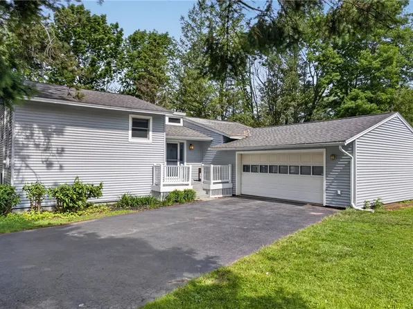 18 Harvest Dr, Oswego, NY 13126
