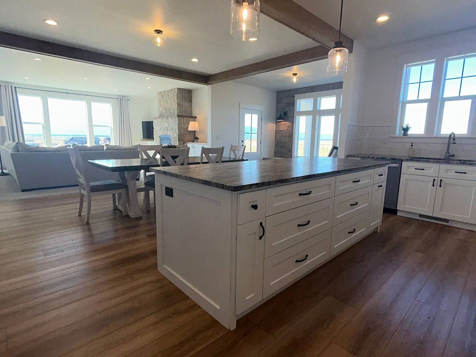 5 bed, 3.5 bath, 3098 sqft, $4,500 — Photo 3