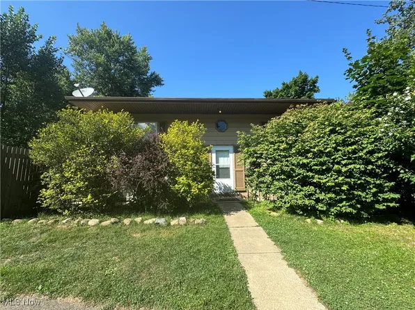 1193 Coral Dr, Akron, OH 44313