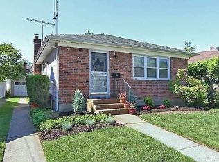 101 McClellan Ave, Mineola, NY 11501