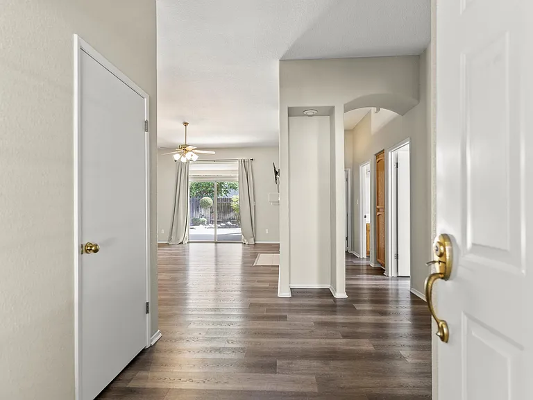 10621 Tivoli Ct — Photo 2