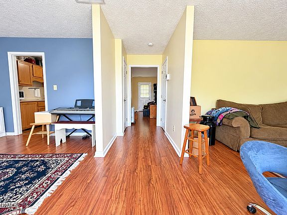 3rd image of 404 Old Farm Rd