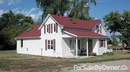 Main house, ~2180 sq. ft.
						:
						3 bedroom, 2 bath, 5 skylights, office, additional shower in basement, deck.