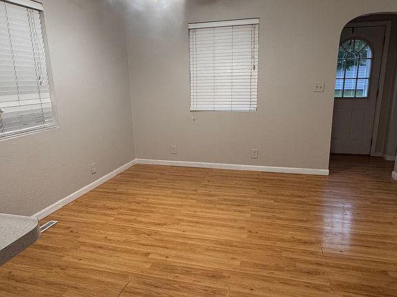5th image of 817 9th Ave NE