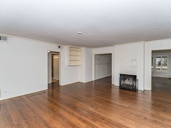 3rd image of 136 W Fair Oaks Pl