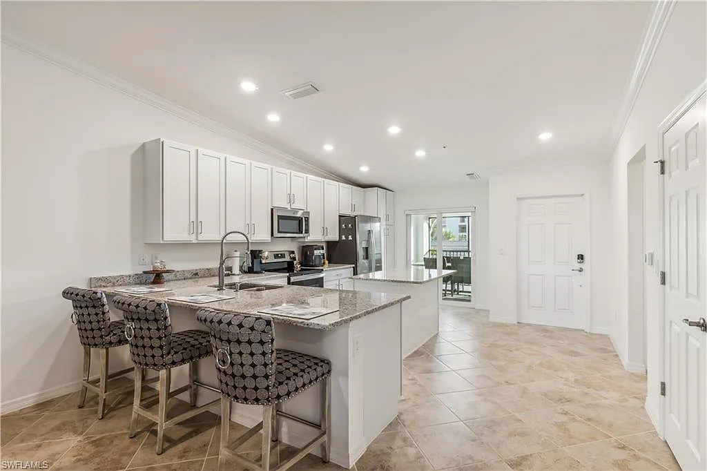 2 bed, 2.0 bath, 1355 sqft, $7,500 — Photo 2