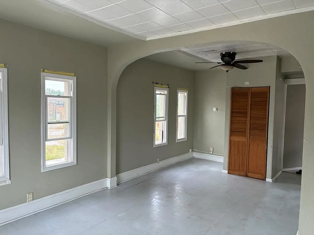 3 bed, $1,100 — Photo 1