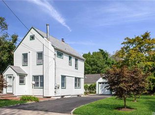 79 Forest Row, Great Neck, NY 11024