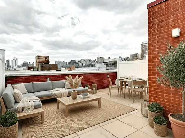 454 Manhattan Avenue image 1 of 11