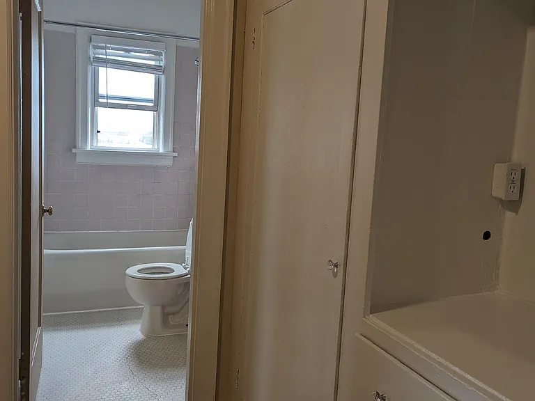 Bedroom en-suite to spacious full bathroom