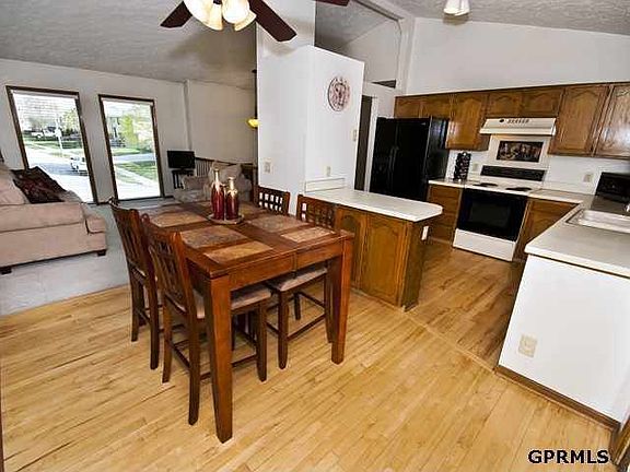5th image of 15221 Robin Dr