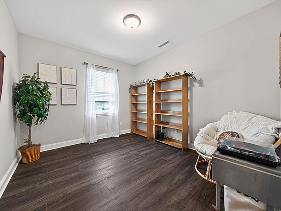 5th image of 31 Wood Barn Ct