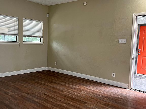 3rd image of 4316 Swiss Ave APT 107