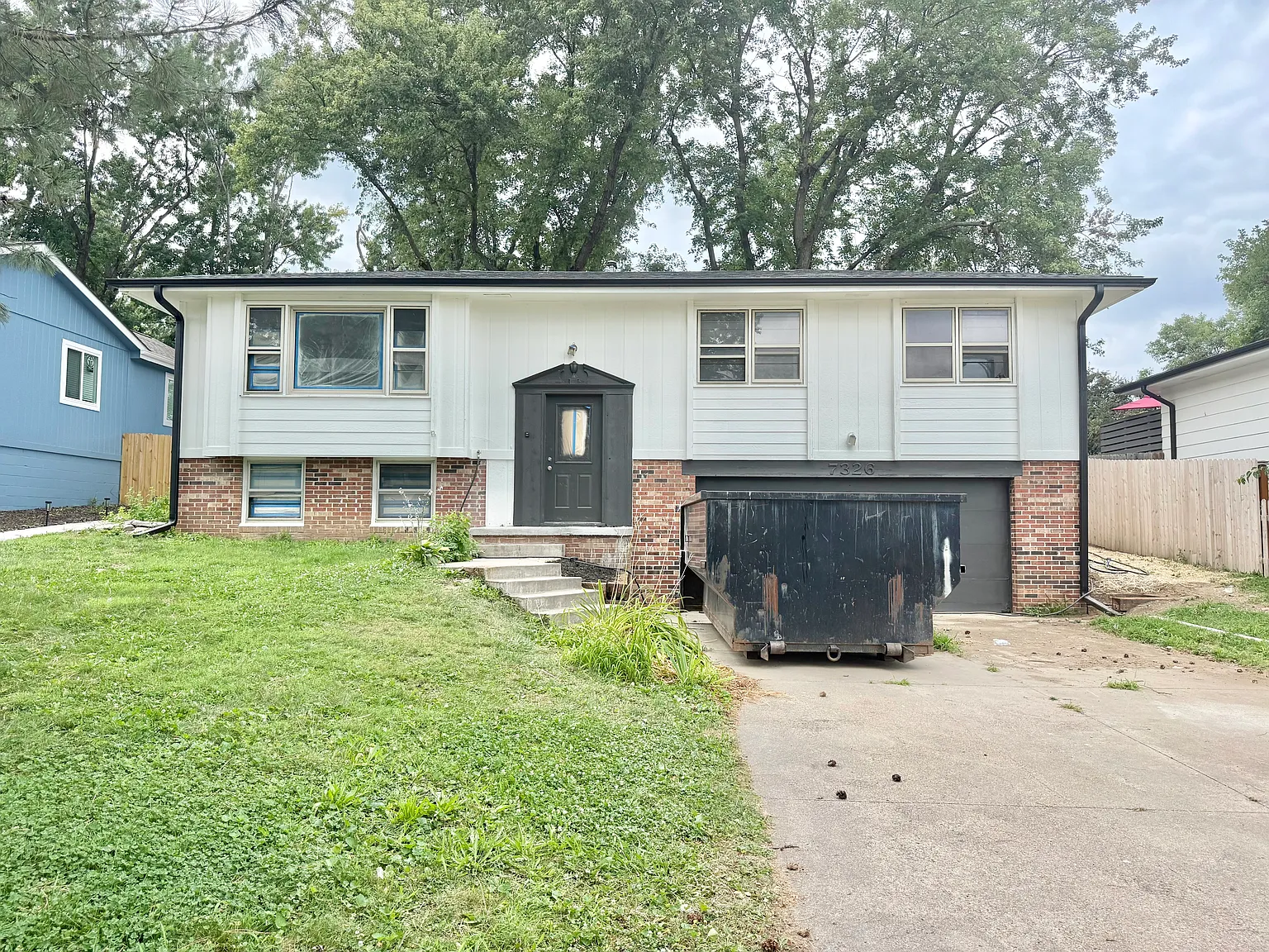 3 bed, 2.5 bath, 2221 sqft, $2,395 — Photo 2