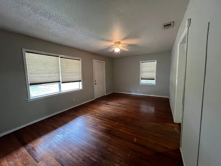 1026 Meyer St — Photo 4