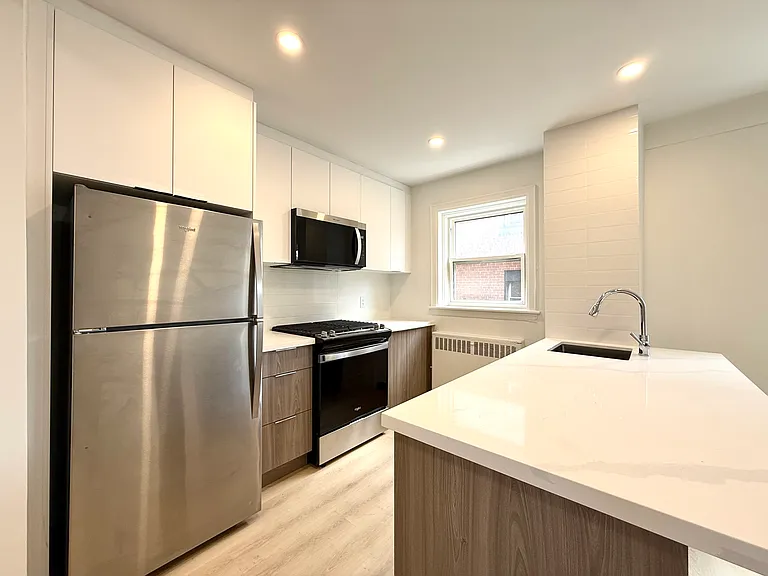 1024 King St E — Photo 2