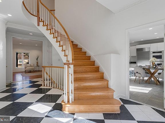 3rd image of 4709 Foxhall Cres NW