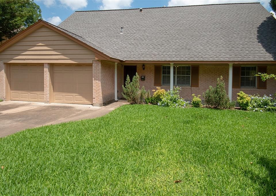2 story in great location in Tanglewide area between Westhimer and Richmond off Gessner.This is a large home with upstairs game room. Some updates. It's the best deal in the area.