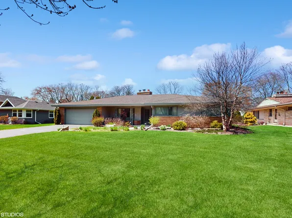 7421 N Crossway Rd, Fox Pt, WI 53217