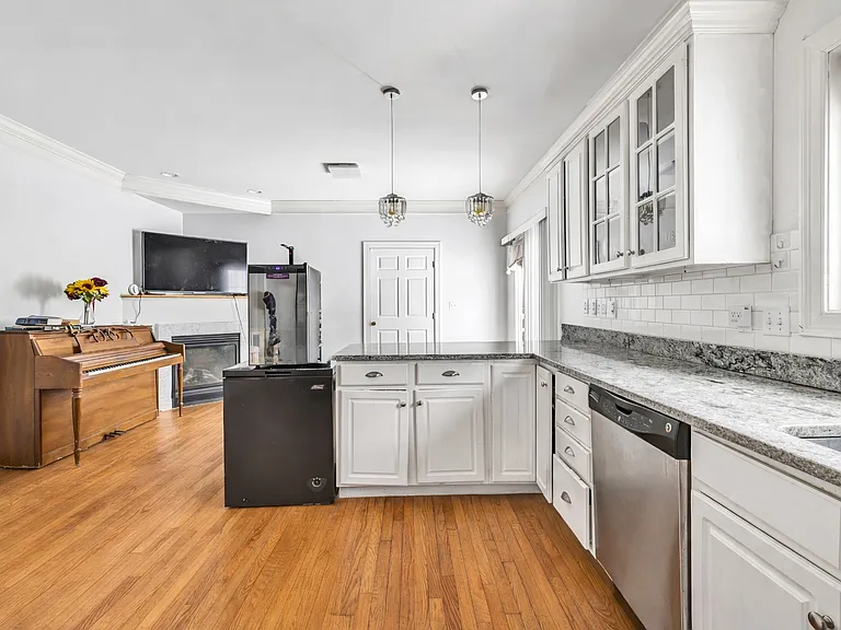 240 Highland Ave — Photo 10