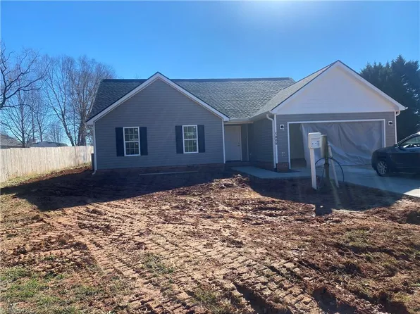 5008 Oak Garden Dr, Kernersville, NC 27284