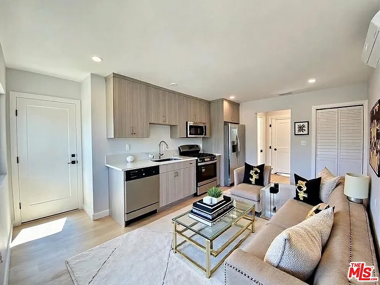 3207 W 3rd St #7 — Photo 1