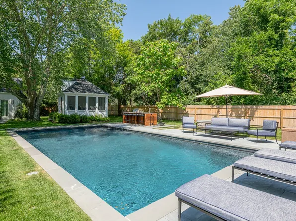 https://photos.zillowstatic.com/fp/d43e250e8cd540494553fe1743639344-p_e.webp