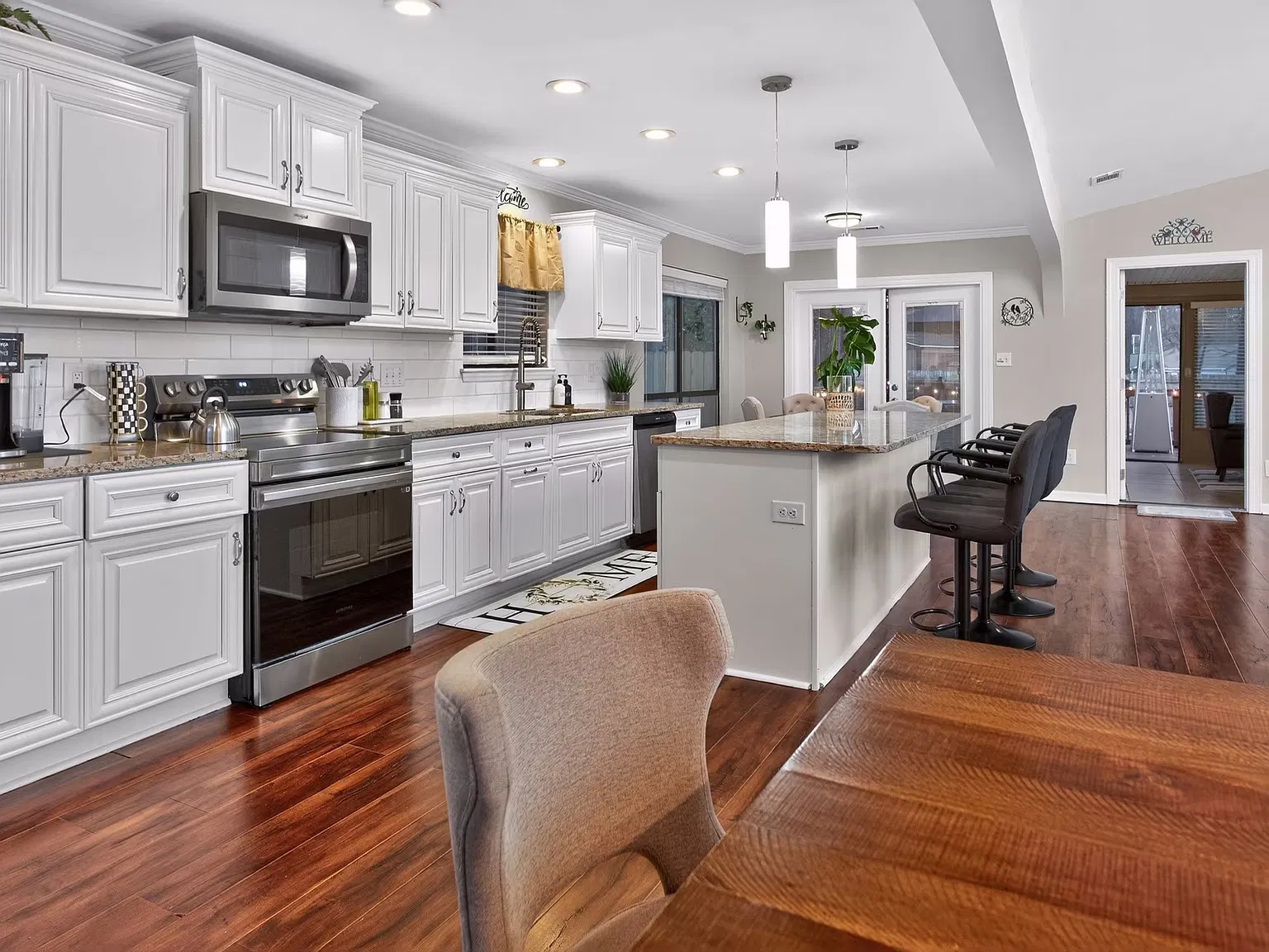 3 bed, 2116 sqft, $3,100 — Photo 3