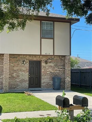 4313 Barnard St — Photo 1