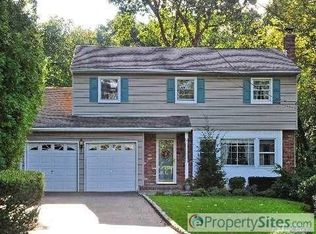 18 Spruce Ct, Huntington, NY 11743