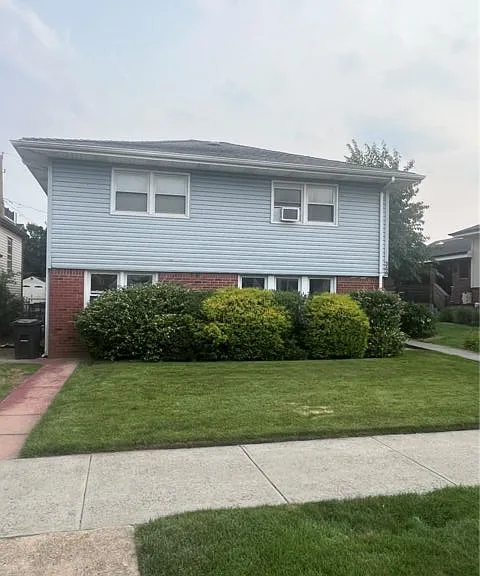 348 E Beech St #LOWER — Photo 1
