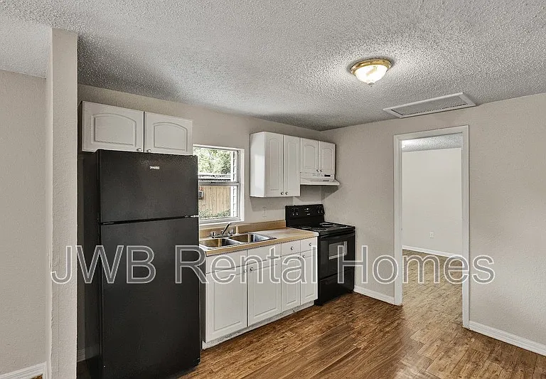 485 W 58th St — Photo 3