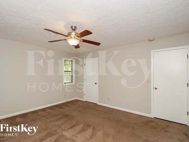 1049 Rolling Green Dr — Photo 8