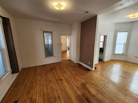 3rd image of 1925 Elliot Ave