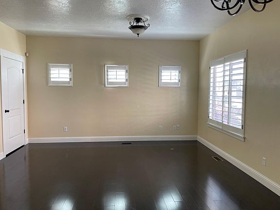 4th image of 2566 N Cypress Way