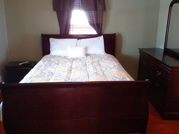 Bedroom set less than 2 yrs old