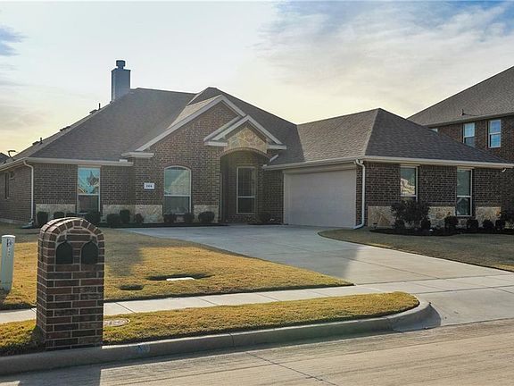 2nd image of 124 Lacy Oak Ln
