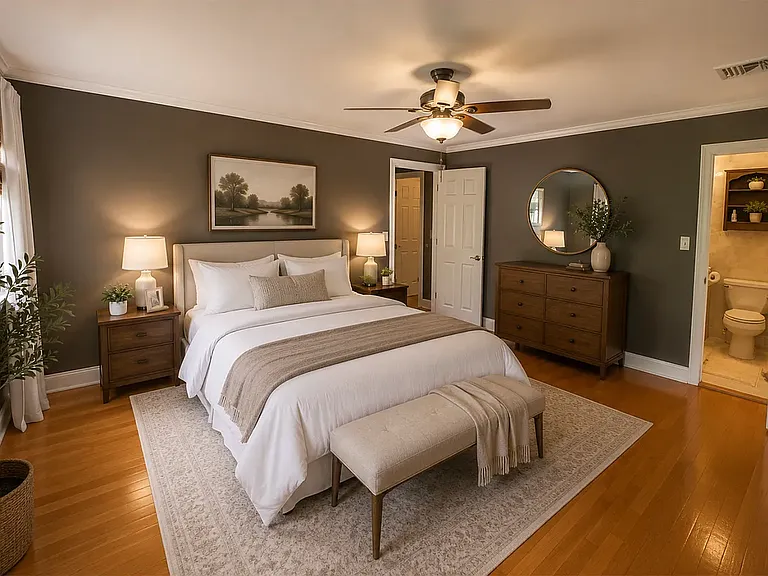2nd master bedroom with full bathroom en suite