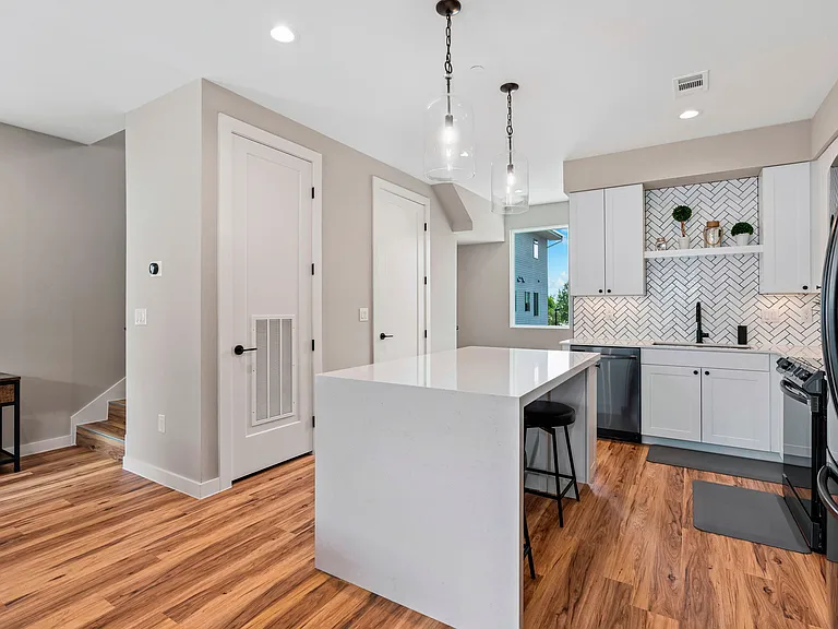 1208 N Academy Ave — Photo 11