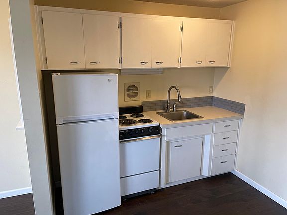 3rd image of 1809 H St SE APT 10