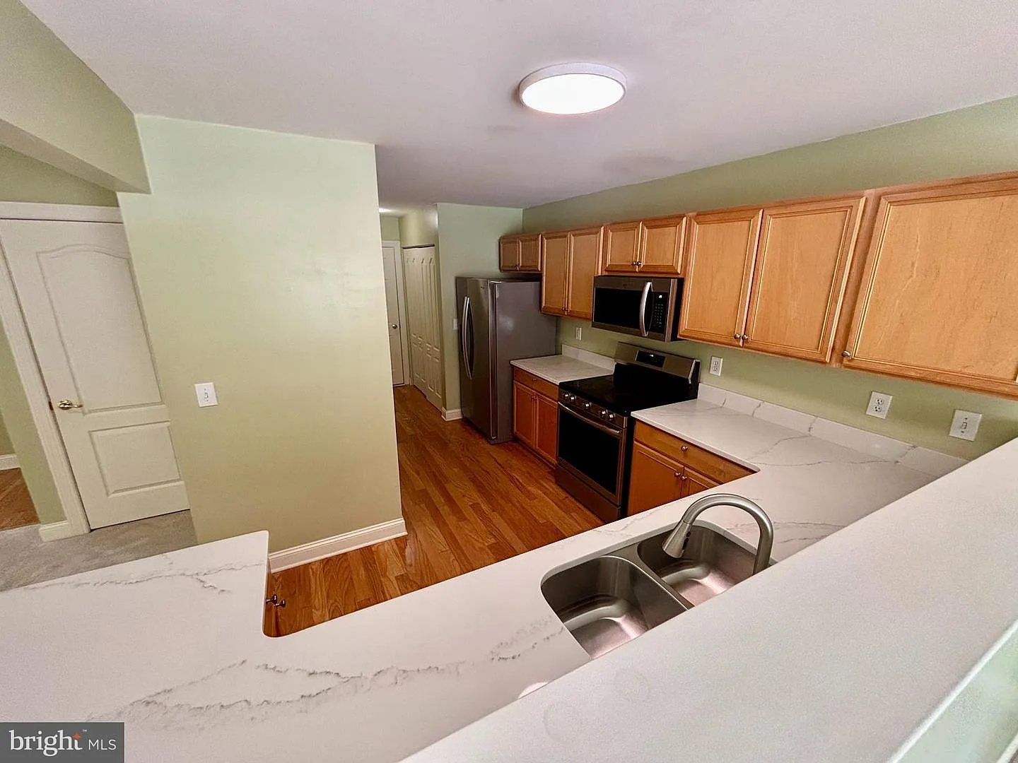 4 bed, 3.5 bath, 1900 sqft, $2,400 — Photo 4