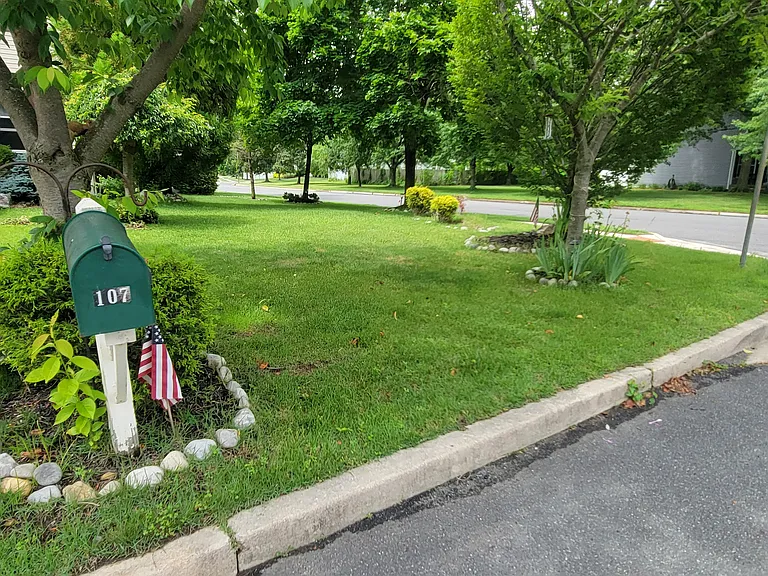 107 Windsor Ct — Photo 2