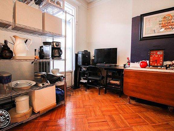 4th image of 372 Bainbridge St #2A