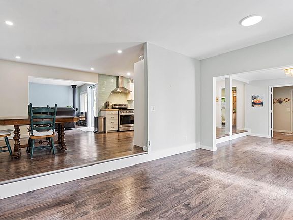 4th image of 450 Aurora St