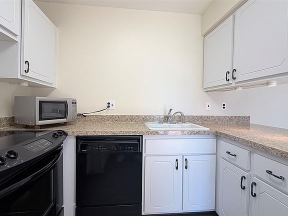 3rd image of 2768 Roundtree Dr